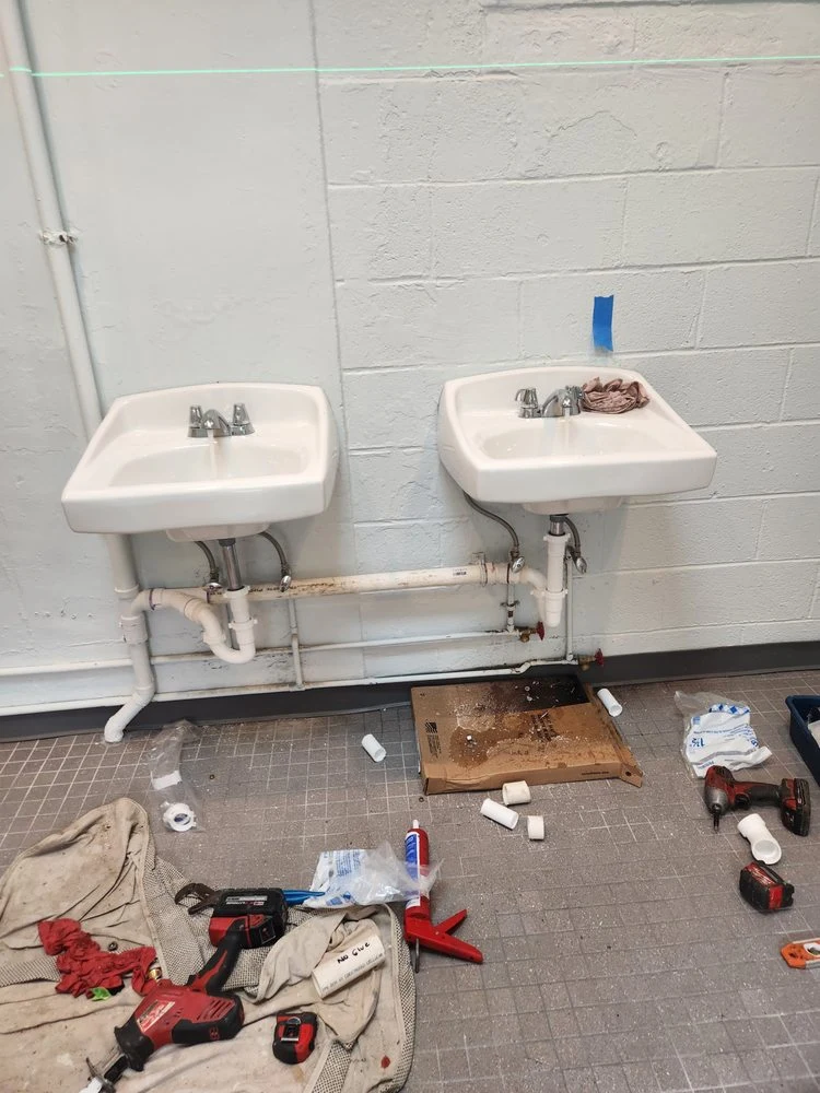 Dual wall-mounted sink installation