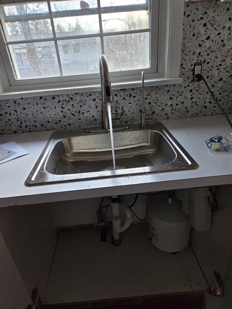 Kitchen faucet and sink installation with reverse osmosis water filtration